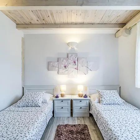 Mutnik By Interhome Mirce